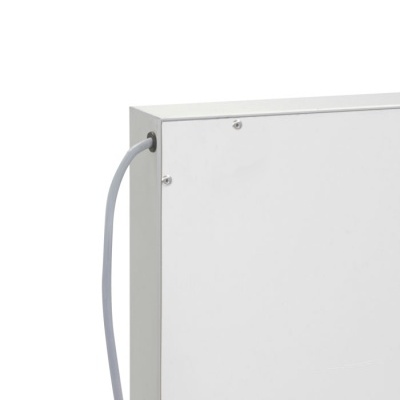 Detalhe de equipamento metálico branco com cabo cinzento