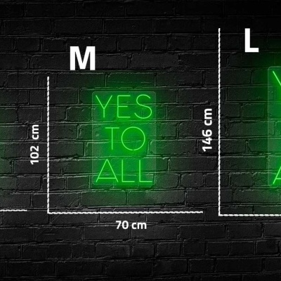 Placas de neon verdes com texto 'YES TO ALL' em três tamanhos diferentes sobre parede preta de tijolos