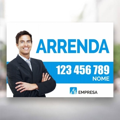 Cartaz publicitário com homem de fato e informações para arrendamento.