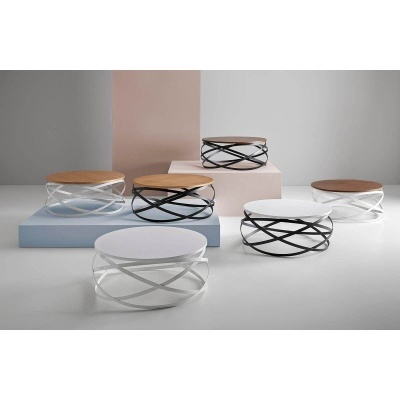 Seis mesas de centro redondas com tampo de madeira e estrutura metálica entrelaçada a preto e branco