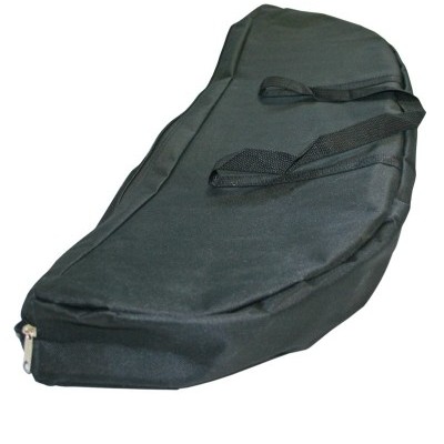 Estojo preto em material têxtil com alças e fecho metálico em fundo branco