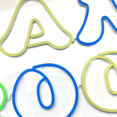 Letras coloridas de fio de plástico em fundo branco