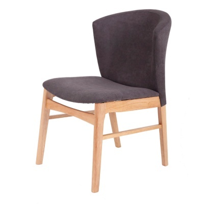 Cadeira de madeira clara com assento e encosto estofados cinzento escuro