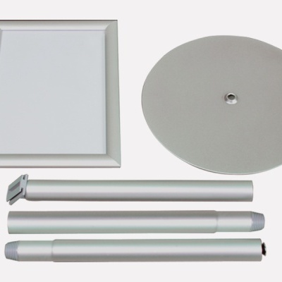 Peças desmontadas de suporte metálico prateado com base circular e moldura retangular