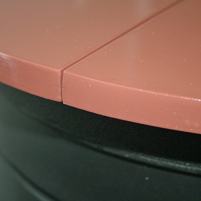 Detalhe de superfície rosa fosca com junta e base preta texturizada