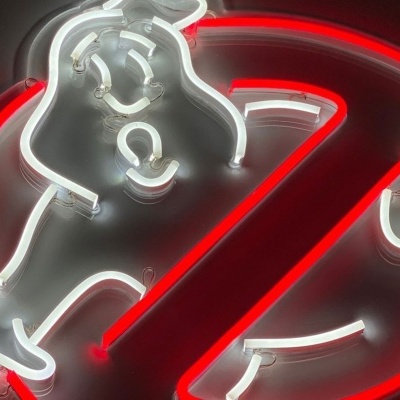 Letreiro de néon dos Caça-Fantasmas em branco e vermelho