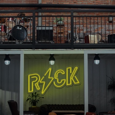 Entrada de café ou bar com letreiro neon 'ROCK' e decoração urbana