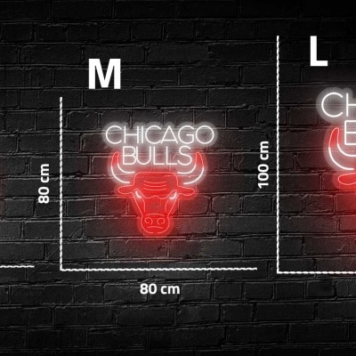 Letreiros em néon da equipa Chicago Bulls em três tamanhos diferentes contra uma parede de tijolos preta.