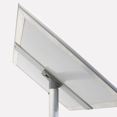 Painel solar branco com estrutura metálica e suporte