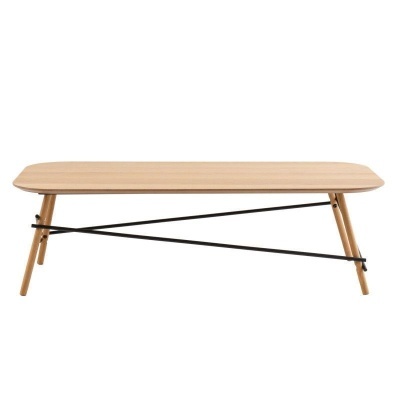 Mesa de centro em madeira clara com estrutura metálica preta