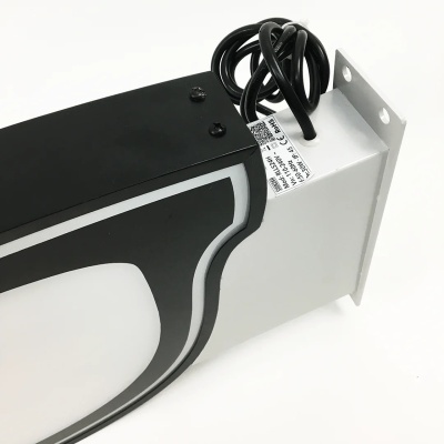 Luz de parede branca e preta com vidro fosco e cabo preto