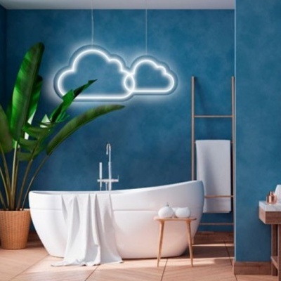 Casa de banho azul com banheira branca oval, planta verde e espelho vertical