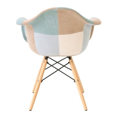 Cadeira estofada colorida com pernas de madeira