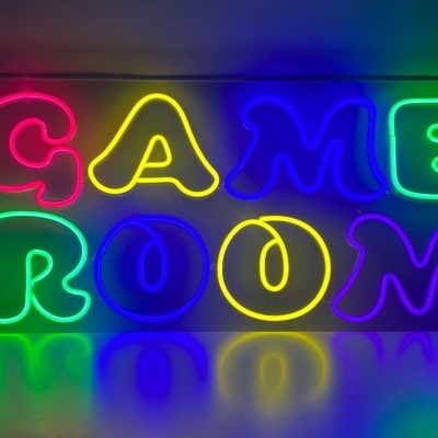 Sinal de néon colorido com as palavras GAME ROOM