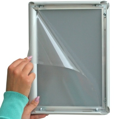 Moldura metálica prateada com plástico transparente removível