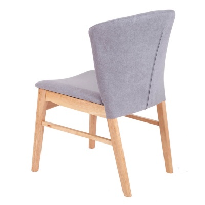 Cadeira cinzenta estofada com pernas de madeira