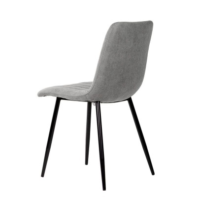 Cadeira estofada cinzenta com pernas metálicas pretas