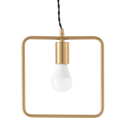 Luminária pendente dourada com lâmpada branca e cabo preto torcido