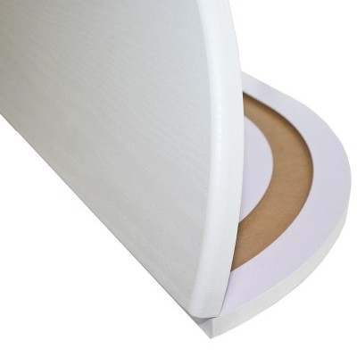 Tábua de pizza redonda branca com suporte de madeira