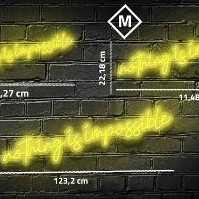 Três placas de néon amarelo com a frase 'nothing is impossible' em diferentes tamanhos sobre parede de tijolo preto.