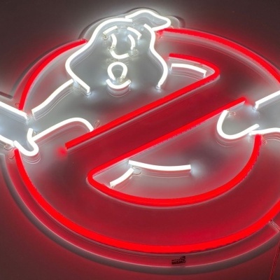 Letreiro em néon do logotipo dos Ghostbusters com um fantasma branco e círculo vermelho