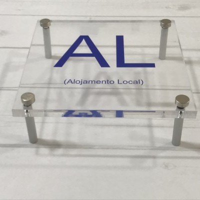 suporte acrílico transparente com texto AL Alojamento Local azul