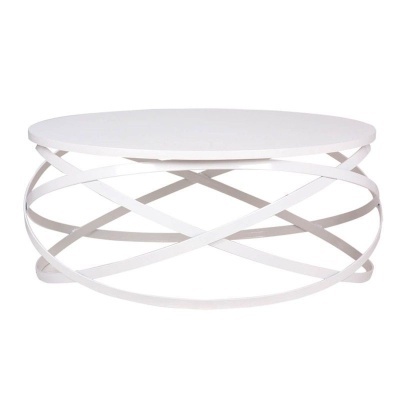 Mesa de centro redonda branca com estrutura metálica entrelaçada
