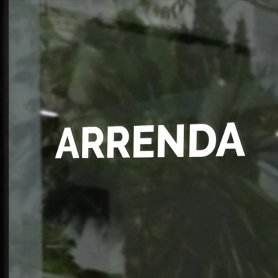 Porta de vidro com texto ARRENDA em letras brancas
