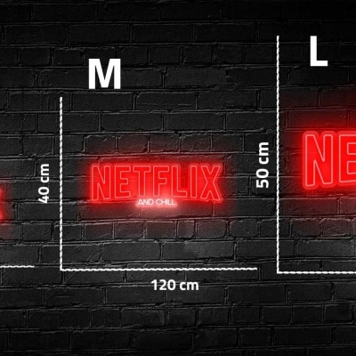 Letreiros luminosos NETFLIX e AND CHILL em néon vermelho em três tamanhos diferentes sobre parede de tijolos pretos