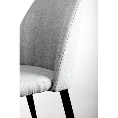 cadeira cinzenta com pernas pretas sobre fundo branco