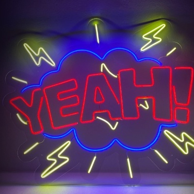 Letreiro em neon vermelho e azul com a palavra YEAH! e raios amarelos