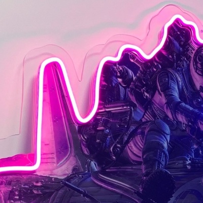 Luz de néon rosa com imagem de astronauta e planeta