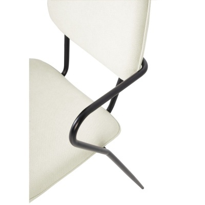 Detalhe de cadeira estofada branca com estrutura metálica preta curva
