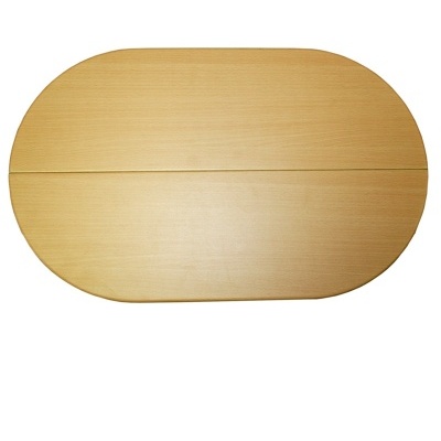 Mesa oval de madeira clara com superfície lisa e entalhe central