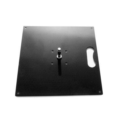 Base quadrada preta em metal com parafuso central e orifícios para fixação