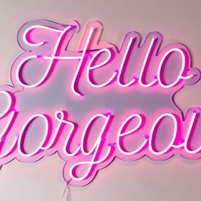 Letreiro em néon com texto 'Hello Gorgeous' em rosa
