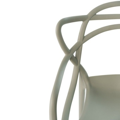 Detalhe de cadeira cinza com design entrelaçado nas costas e apoio de braços