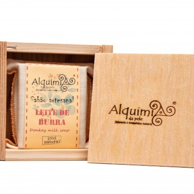 Caixa de madeira com um sabão artesanal