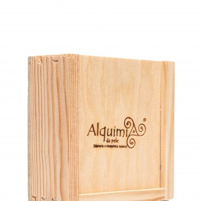 Caixa de madeira com um sabão artesanal