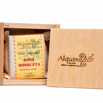 Caixa de madeira com um sabão artesanal