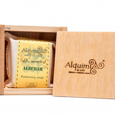 Caixa de madeira com um sabão artesanal