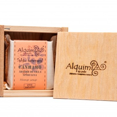 Caixa de madeira com um sabão artesanal