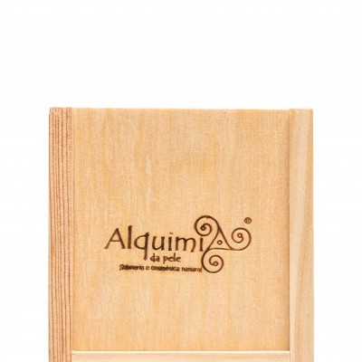 Caixa de madeira com um sabão artesanal