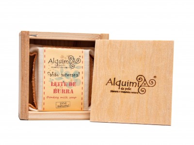 https://www.alquimiadapele.com/product/caixa-de-madeira-com-um-sabao-artesanal