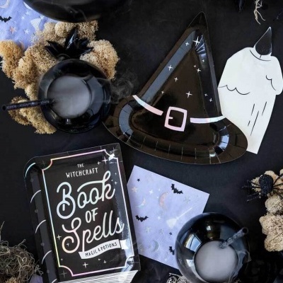 Decoração de Halloween com prato de chapéu de bruxa, livro de feitiços, caldeirões e fantasia de fantasma