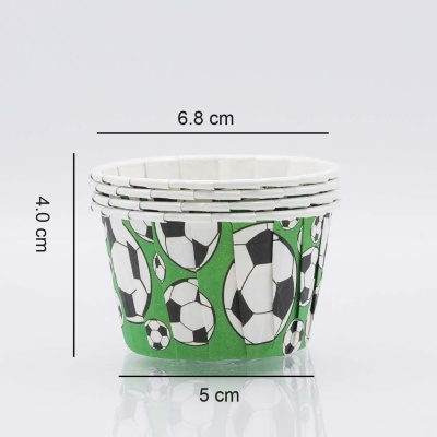 Copos de papel com padrão de bolas de futebol em fundo verde, medidos com dimensões destacadas.