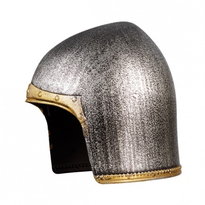 Capacete medieval em metal prateado com detalhes dourados
