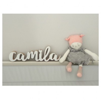 Nome em madeira branco 'camila' e boneca de peluche com chapéu rosa e vestido cinza