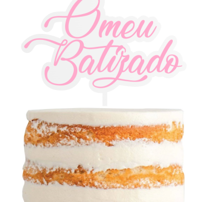 Bolo com camadas visíveis e topo com topper 'O meu Batizado'