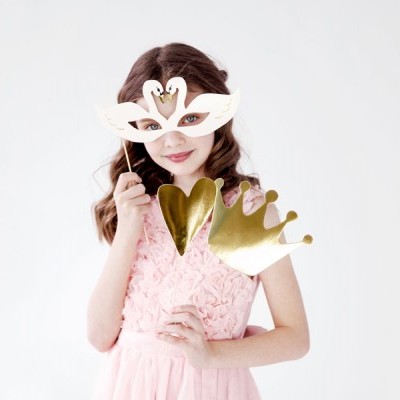 Criança com vestido rosa e adereços dourados para festa